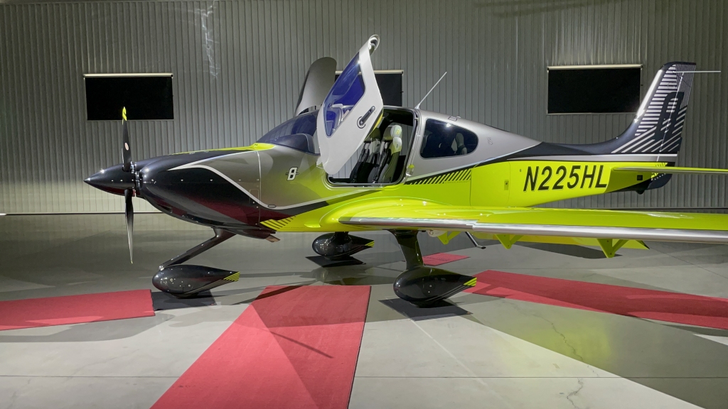 Cirrus SR22T #8000