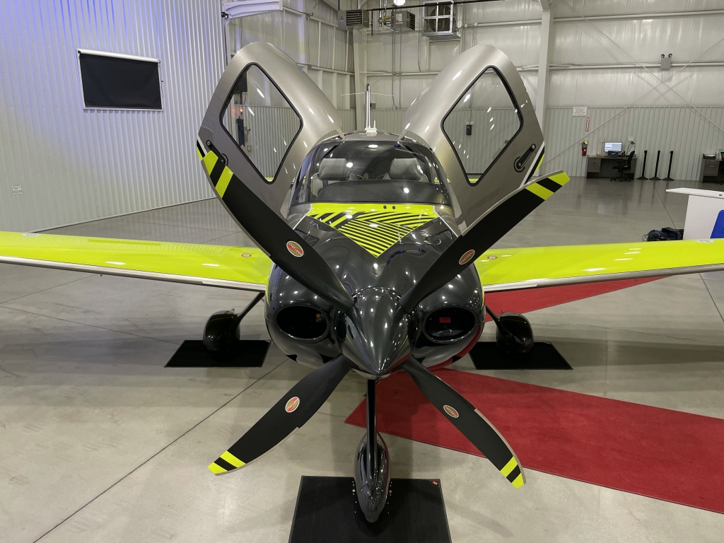 Cirrus SR22T #8000