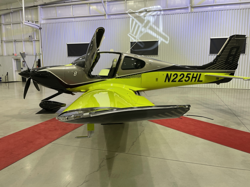 Cirrus SR22T #8000