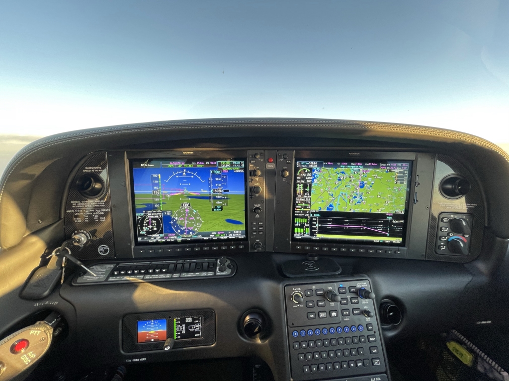 Cirrus SR22T #8000